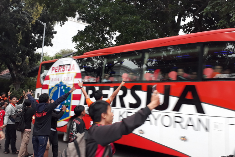 Jakmania menyambut bus yang membawa para pemain Persija tiba di PTIK jelang pertandingan melawan Persebaya di Stadion PTIK, Jakarta Selatan, Selasa (26/6/2018).
