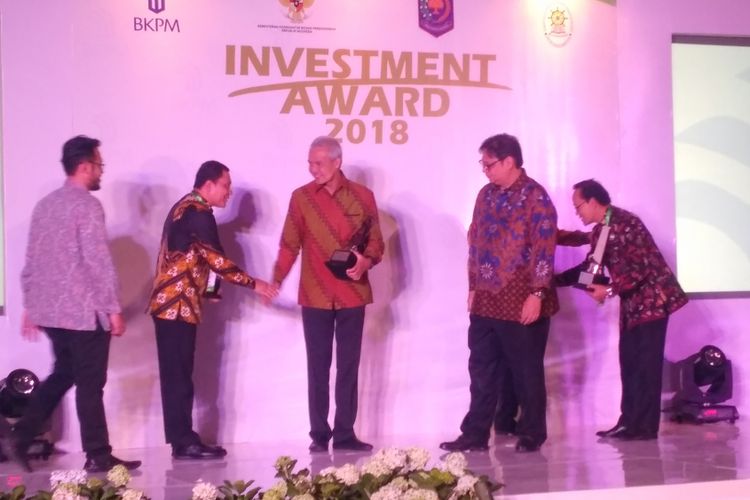 Penerima penghargaan Investment Award 2018 untuk kategori PTSP tingkat Provinsi terbaik di kantor BKPM, Jakarta, Kamis (12/7/2018).