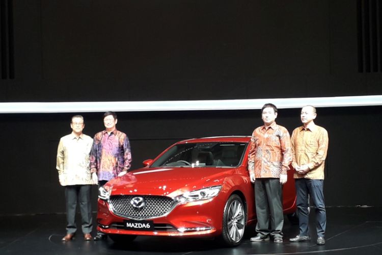 Suasana peluncuran All New Mazda6 Elite Sedan dan Elite Estate pada gelaran Gaikindo Indonesia International Auto Show (GIIAS) 2018 di ICE, BSD City, Tangerang, Kamis (2/8/2018).