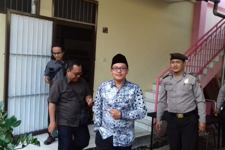 Wali Kota Malang Terpilih yang juga Plt Wali Kota Malang Sutiaji saat memenuhi panggilan pemeriksaan penyidik KPK di Aula Bhayangkari Mapolres Malang Kota, Jumat (31/8/2018)