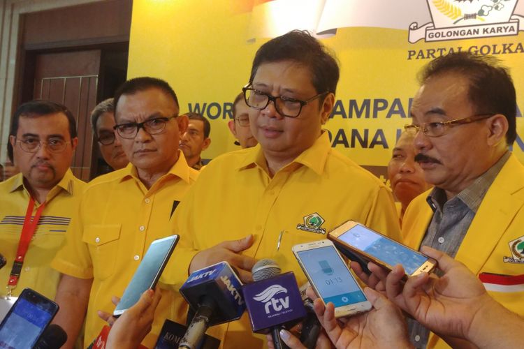 Ketua Umum Partai Golkar Airlangga Hartanto usai menutup workshop kampanye dan bimbingan teknis caleg Golkar di Hotel Bidakara, Jakarta, Sabtu (15/9/2018). 