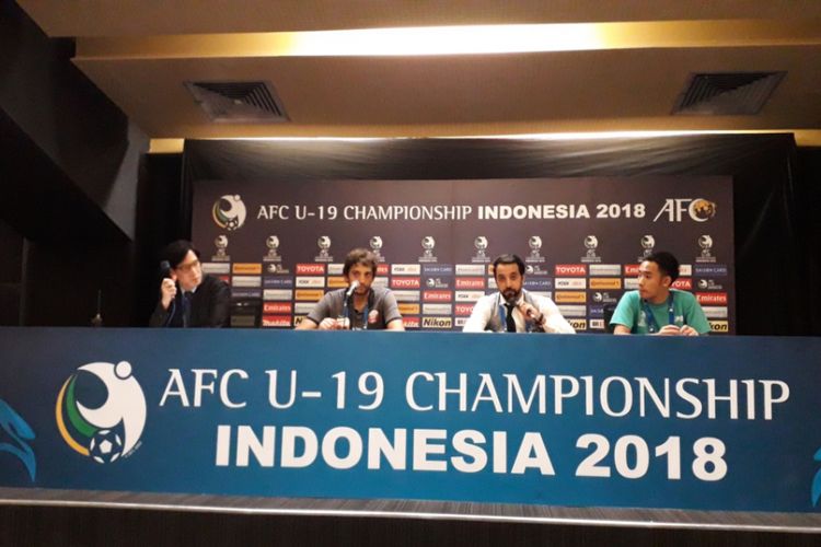 Asisten pelatih Qatar, Lino Godinho (dua dari kiri) saat menghadiri konferensi pers usai laga Qatar kontra Indonesia, Piala Asia U-19 di Stadion Utama Gelora Bung Karno, Jakarta, Minggu (21/10/2018).
