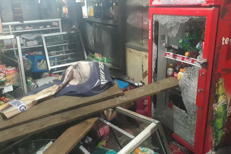 Tampak rumah Oloan Hutapea ayah dari salah satu juru parkir pertokoan Arundina, Ciracas, Jakarta Timur rusak berat usai dihancurkan sekelompok massa, Rabu (12/12/2018).