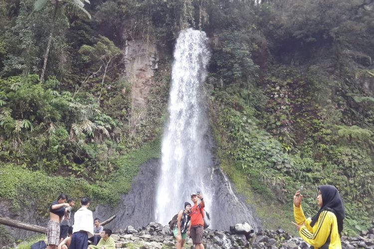 Sejumlah wisatawan berswafoto di kawasan Curug Cibeureum, Taman Nasional Gunung Gede-Pangrango.