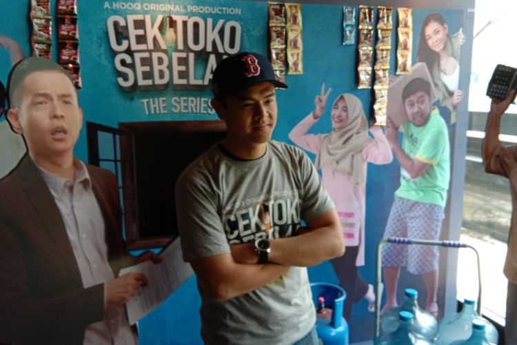 Dion Wiyoko menghadiri peluncuran Cek Toko Sebelah The Series lewat layanan video on demand HOOQ di Bluegrass, Kuningan, Jakarta Selatan, Selasa (18/12/2018).
