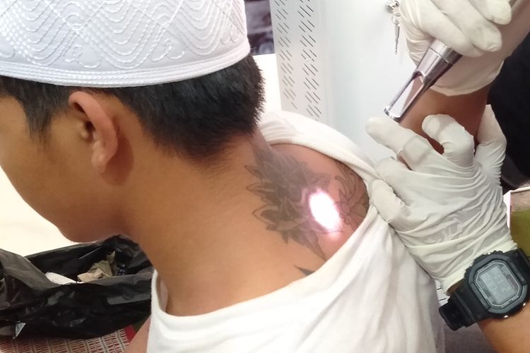 Program hapus tato gratis yang digelar Islamic Medical Service  (IMF) dan Tasawuf Underground di kolong Tebet, Jakarta Selatan. Terdaftar sekitar 200 anak jalanan mengikuti program ini.
