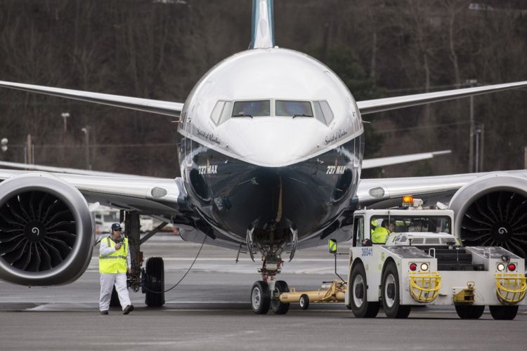 Pesawat generasi terbaru Boeing 737 MAX 8 mendarat di Boeing Field seusai menyelesaikan terbang pertamanya di Seattle Washington, Amerika Serikat, 29 Januari 2016. Pesawat ini merupakan seri terbaru dan populer dengan fitur mesin hemat bahan bakar dan desain sayap yang diperbaharui.
