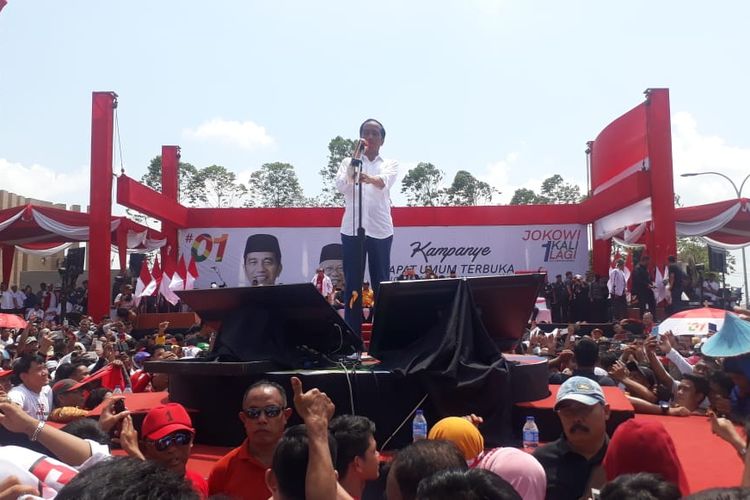Calon Presiden nomor urut 01, Joko Widodo menggelar kampanye di Kalimantan Barat. Acara dipusatkan di halaman Qubu Resort, Kabupaten Kubu Raya, Rabu (27/3/2019).