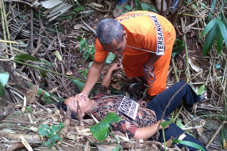 Polisi menggelar rekonstruksi kasus pembunuhan di Desa/Kecamatan Kejobong, Kabupaten Purbalingga, Jawa Tengah, Rabu (19/6/2019).