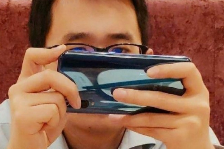 Bocoran foto yang semakin memperkuat kabar bahwa Xiaomi Mi 9 punya tiga kamera.