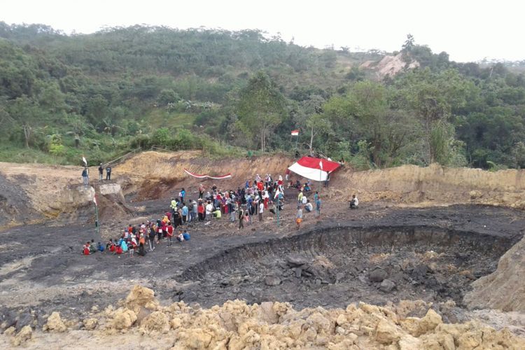 Ratusan warga Sanga-sanga, Kukar menggelar upacara tambang di lahan tambang, Jumat (18/8/2018)