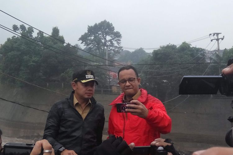 Gubernur DKI Jakarta Anies Baswedan dan Wali Kota Bogor Bima Arya saat meninjau Bendung Katulampa, Bogor, Senin (12/2/2018).