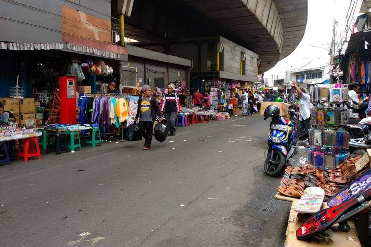 Kondisi kolong pasar Asemka, Selasa (12/12/2017). Pasar yang terkenal dengan produk aksesoris dan mainan ini tampak semrawut dengan banyaknya pedagang di jalan dan parkir kendaraan di sisi jalan