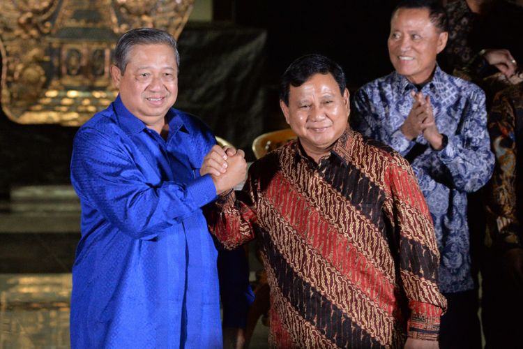 Ketua Umum Partai Demokrat Susilo Bambang Yudhoyono (kiri) melakukan salam komando dengan Ketua Umum Partai Gerindra Prabowo Subianto (kanan) seusai mengadakan pertemuan tertutup di Puri Cikeas, Bogor, Jawa Barat, Kamis (27/7/2017). Pertemuan kedua petinggi partai tersebut di antaranya menyikapi disahkannya UU Pemilu pada Sidang Paripurna DPR pekan lalu, dimana empat fraksi yakni Fraksi Partai Demokrat, Gerindra, PAN, dan PKS menolak penggunaan Presidential Treshold dalam pelaksanaan Pemilu Serentak 2019. 