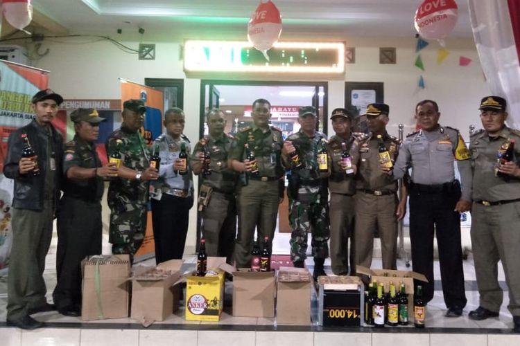 Satpol PP bersama petugas gabungan menyita puluhan botol miras di kawasan Tambora, Jakarta Barat, Selasa (17/9/2019) malam 