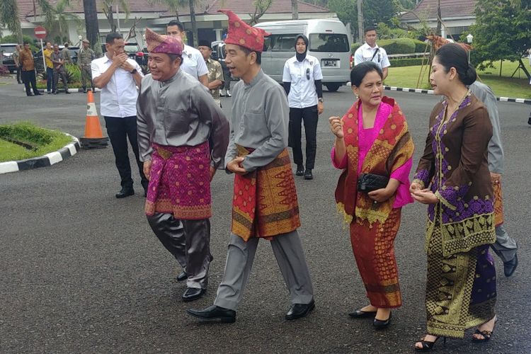 Presiden Joko Widodo menghadiri pemberian gelar adat dilakukan di Griya Agung, Kota Palembang, Senin (25/11/2018) pagi.