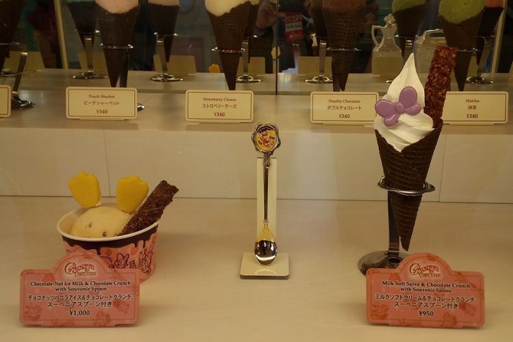 Dua menu es krim yang dibuat dalam rangka perayaan ulang tahun ke-35 Tokyo Disneyland.