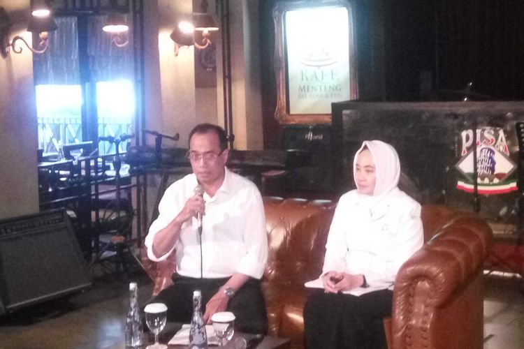 Menteri Perhubungan Budi Karya Sumadi bersama Kepala BMKG Dwikorita Karnawati di Jakarta, Minggu (22/7/2018).