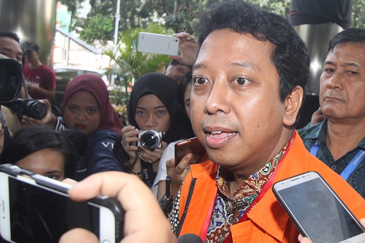 Tersangka kasus dugaan suap terkait seleksi pengisian jabatan di Kementerian Agama, Romahurmuziy menjawab pertanyaan wartawan sebelum menjalani pemeriksaan di Gedung KPK, Jakarta, Jumat (22/3/2019). Romahurmuziy diperiksa perdana sebagai tersangka terkait  kasus tersebut.
