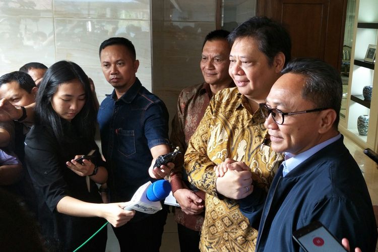 Ketua Umum Partai Golkar Airlangga Hartarto menemui Ketua MPR Zulkifli Hasan di rumah dinasnya, Jalan Widya Chandra IV, Jakarta Selatan, Senin (19/3/2018).