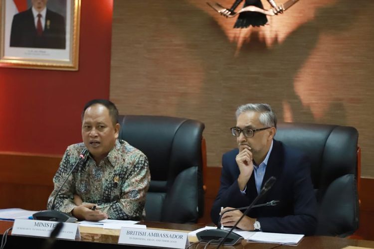 Menristekdikti dan Dubes Inggris saat konferensi pers peluncuran kerjasama riset penyakit menular Indonesia dan Inggris melalui Program Newton Fund antara Medical Research Council (MRC) dan Kemenristekdikti, di Gedung D, Kemenristekdikti, Jakarta, Senin (13/5). Fpto: Dok. Kemenristekdikti