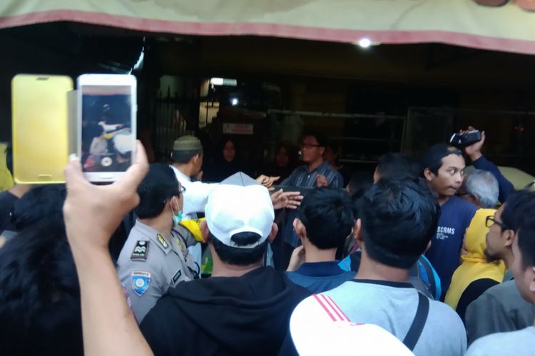 Warga Mendatangi Lokasi Penangkapan di Condongcatur, Depok, Sleman