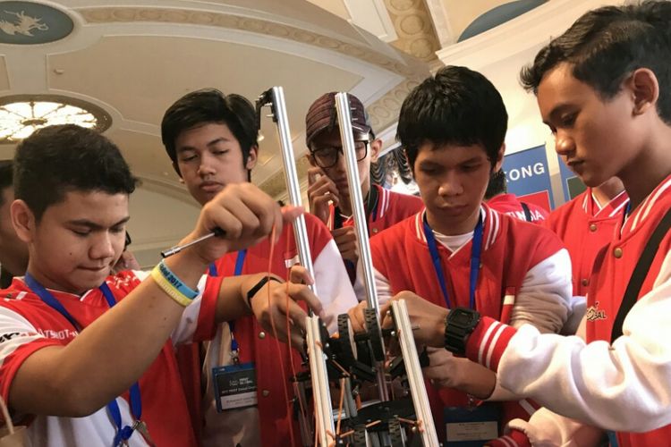 Para siswa Madrasah Aliyah Technonatura Depok saat tengah mengikuti  Internasional First Global Challenge Olympic Robot Competition 2017 yang dilangsungkan di Washington DC, Amerika Serikat pada Juli 2017.  Pada kejuaraan tersebut, mereka berhasil meraih peringkat kedua.