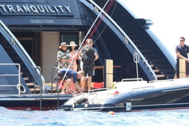 Kylie Jenner bersama ibunya Kris Jenner dan kekasihnya Travis Scott berada di kapal pesiar Tranquility untuk menghabiskan detik-detik jelang ulang tahunnya yang ke-22.