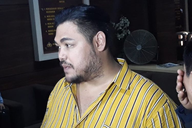 Presenter sekaligus desainer Ivan Gunawan usai menjalani pemeriksaan sebagai saksi atas kasus narkoba yang menjerat asisyennya AJA (36) di Polres Metro Jakarta Barat pada Kamis (17/1/2019).