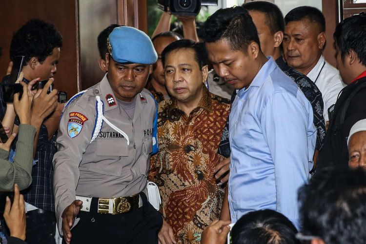 Setya Novanto saat menghadiri sidang vonis di Pengadilan Tindak Pidana Korupsi Jakarta, Selasa (24/4/2018). KPK menduga Setya Novanto melakukan perbuatan melawan hukum dan atau penyalahgunaan wewenang yang mengakibatkan kerugian negara terkait pengadaan proyek KTP elektronik.