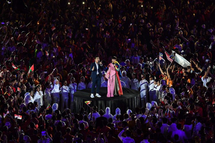 Penampilan Bams dan Lea Simanjuntak pada Upacara Penutupan Asian Games ke-18 Tahun 2018 di Stadion Utama GBK, Senayan, Jakarta Pusat, Minggu (2/9/2018).