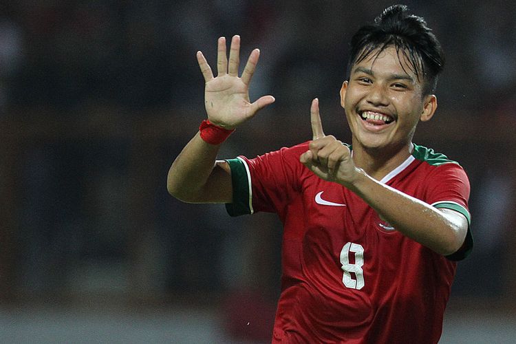 Witan Sulaeman menunjukkan angka 16 dengan kedua tangannya untuk merayakan gol timnas U-19 Indonesia ke gawang Thailand yang dicetak tepat pada hari ulang tahunnya, Minggu (8/10/2017).