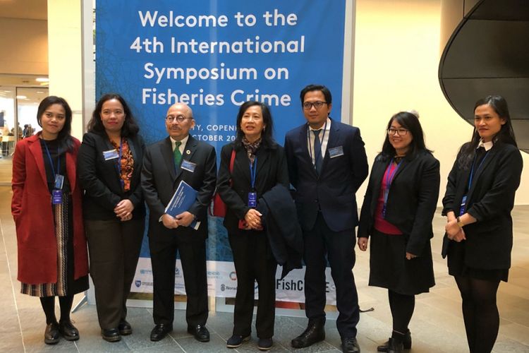 Perwakilan Indonesia di 4th International Symposium on Fisheries Crime, Copenhagen, Senin (15/10/2018). Ketiga dari kiri Mas Achmad Santosa (Penasihat Menteri Kelautan dan Perikanan) dan sebelah kanannya Wakil Dubes RI untuk Denmark Joevi Roedyati.