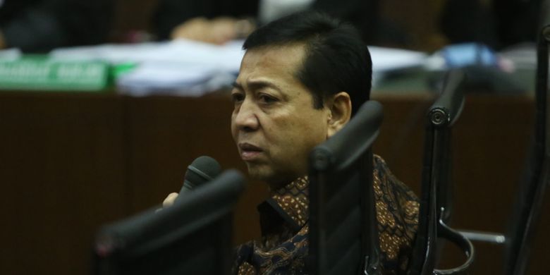 Ketua DPR Setya Novanto saat bersaksi di persidangan kasus dugaan korupsi e-KTP, di Pengadilan Tipikor Jakarta, Jumat (3/11/2017). Hari ini, Novanto hadir menjadi saksi untuk terdakwa pengusaha Andi Agustinus alias Andi Narogong