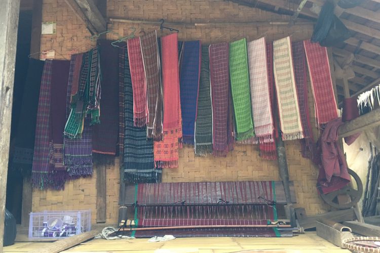 Kain tenun yang dibuat perempuan Baduy, di Desa Adat Baduy atau Desa Kanekes, Kecamatan Leuwidamar, Kabupaten Lebak, Banten, Sabtu (17/2/2018).