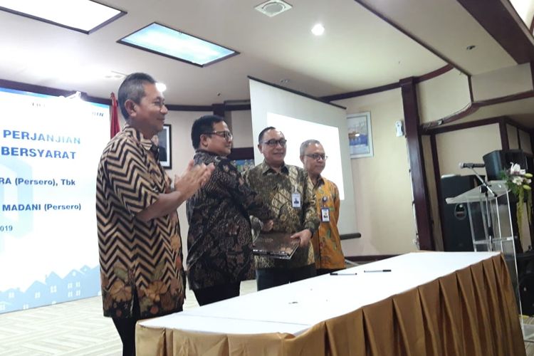 Deputi Bidang Usaha Jasa Keuangan, Jasa Survei, dan Konsultan Kementerian BUMN Gatot Trihargo, Direktur Utama Bank BTN Maryono, dan Direktur Utama PNM Arief Mulyadi di Jakarta, Senin (22/4/2019).