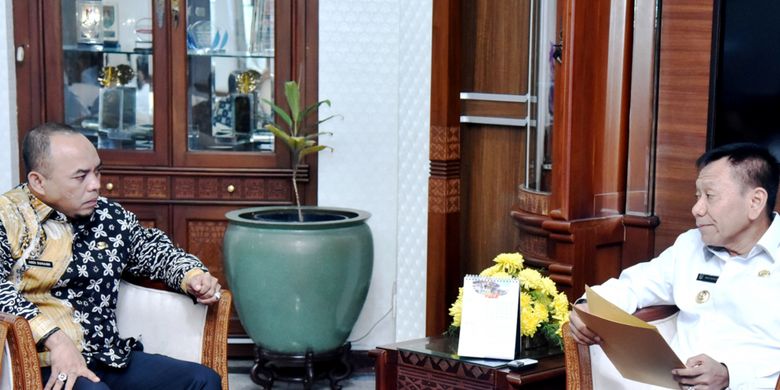 Penjabat Gubernur Sumatera Utara Eko Subowo mengangkat dan menunjuk Wakil Bupati Labuhanbatu Andi Sumaimi Dalimunthe (baju batik) menjadi Pelaksana Tugas Bupati Labuhanbatu, Rabu (25/7/2018)