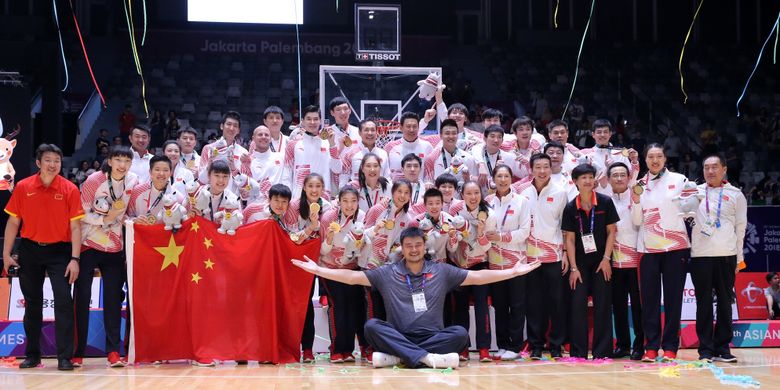 Legenda Basket Cina Yao Ming bersama Tim Basket Putri dan Putri Cina mengangkat medali emas Asian Games ke 18 di Hall Istora Senayan, Jakarta, Sabtu (1/9/2018).  