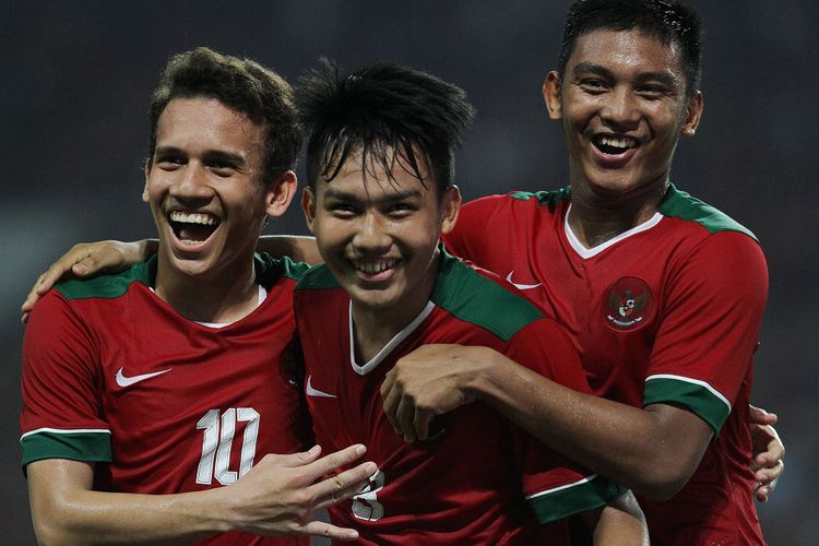Trio EWR - Egy Maulana Vikri, Witan Sulaeman, dan M Rafli - merayakan gol pertama timnas U-19 Indonesia ke gawang Thailand pada laga persahabatan di Stadion Wibawa Mukti, Minggu (8/10/2017).