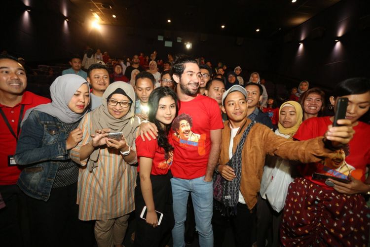 Aktor Reza Rahadian dan aktris Delia Husein saat mempromosikan film yang mereka bintagi “Benyamin Biang Kerok” di Parijs Van Java (PVJ) Bandung, Rabu (7/3/2018).