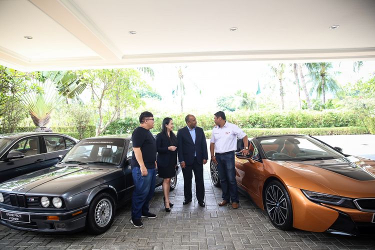 Mobil sport BMW First-ever BMW i8 Roadster terlihat di Jakarta, Rabu (17/10/2018). Gelaran BMW Car Clubs Indonesia (BMWCCI) akan dihadiri oleh lebih dari 1.000 penggemar BMW baik dari dalam maupun luar negeri dan diselenggarakan di Semarang, 18 November 2018.