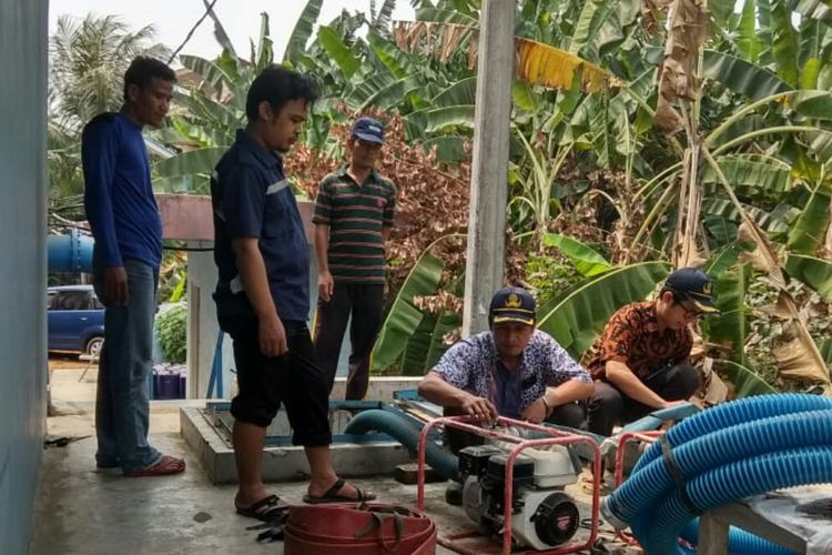Petugas PDAM tirta Benteng, Kota Tangerang, beripaya membersihkan filter untuk mengatasi air yang keluhkan warga bercacing 