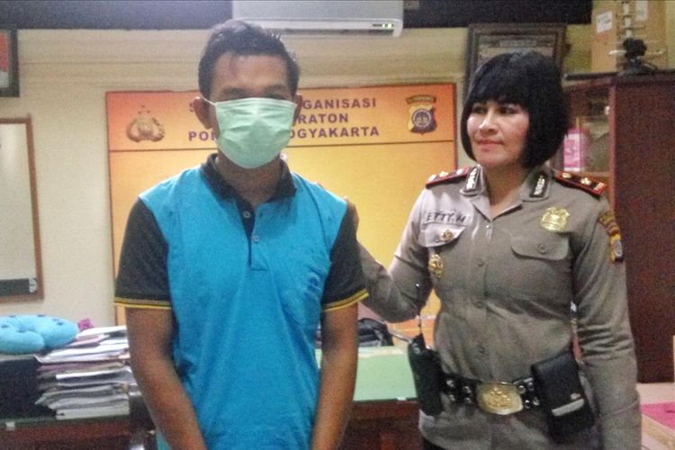 Pelaku US saat berada di Mapolsek Kraton. Disampingnya berdiri Kapolsek Kraton Kompol Etty Haryanti.