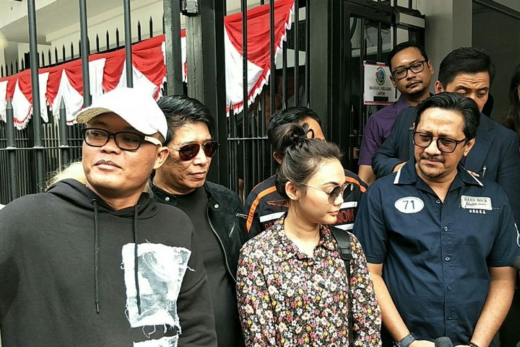 Komedian Sule, Andre Taulany, Parto, Rina Nose dan Denny Cagur usai menjenguk Nunung di rutan narkoba Polda Metro Jaya, Semanggi, Jakarta Selatan, Kamis (25/7/2019).