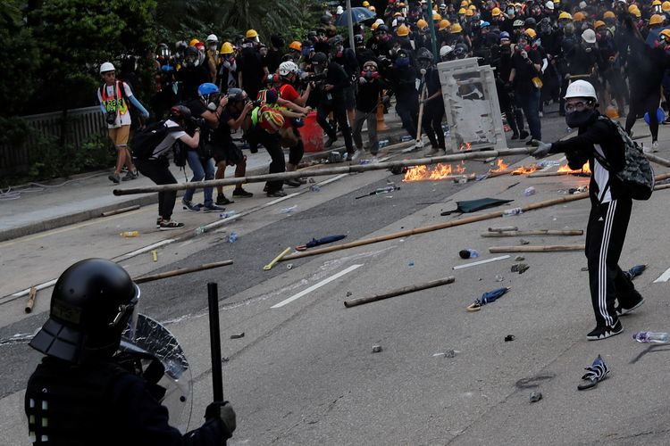 Polisi huru-hara bentrok dengan pengunjuk rasa saat protes di Hong Kong, China, Sabtu (24/8/2019).