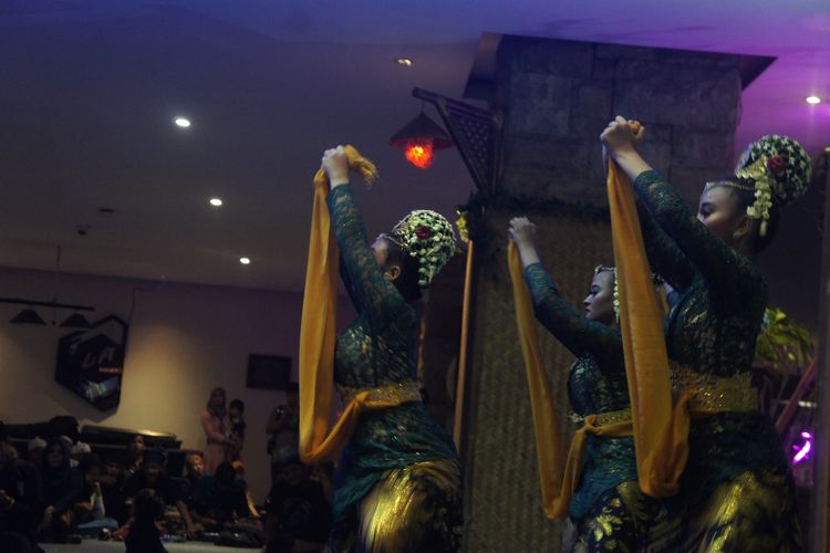 Beberapa penari tengah membawakan Tari Sri Pohaci dalam acara pagelaran budaya di Hotel Swiss Belinn Karawang, Jumat (3/5/2019).

