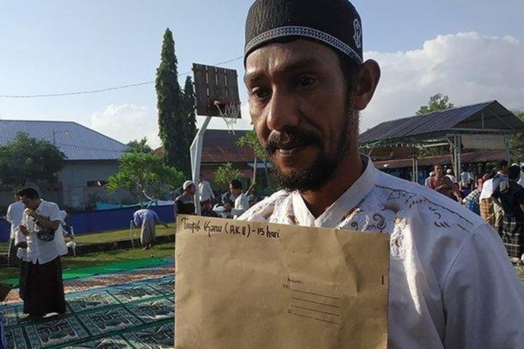 Taufik Kanu (35) salah satu WBP yang mendapatkan RK II dinyatakan bebas saat ditemui Tribun Bali usai salat Ied di Lapas Kerobokan Kelas II A, Badung, Rabu (5/6/2019) 


