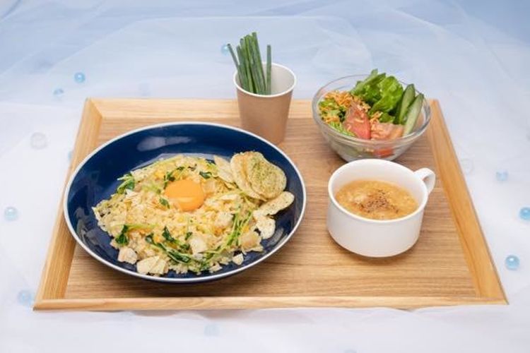 “Hina’s homemade Sesame Oil Scented Pea Sprouts and Potato Chip Fried Rice” seharga 1.490 yen