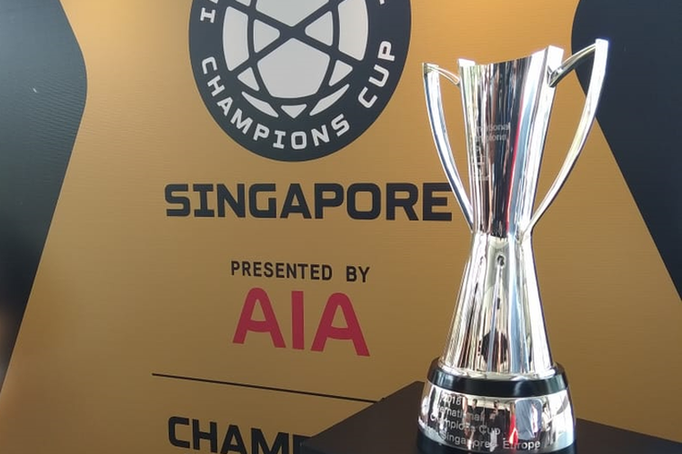 Replika trofi piala International Champions Cup dipamerkan pada acara konferensi pers di The Incubator, Esplanade Park, Singapura, Rabu (27/3/2019).