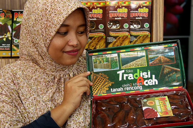 Ayu (31), pemilik usaha  pisang sale Tradisi Aceh yang dirintis bersama suaminya Husni sejak tahun 2012, usaha makanan khas tradisonal Aceh miliknya kini mulai maju pesat setidaknya memilik 5 karyawan di pabrik pengolahan dan delapan orang di toko penjualan yang berada di kawasan Peunayong, Kota Banda Aceh. Sabtu (10/03/18).